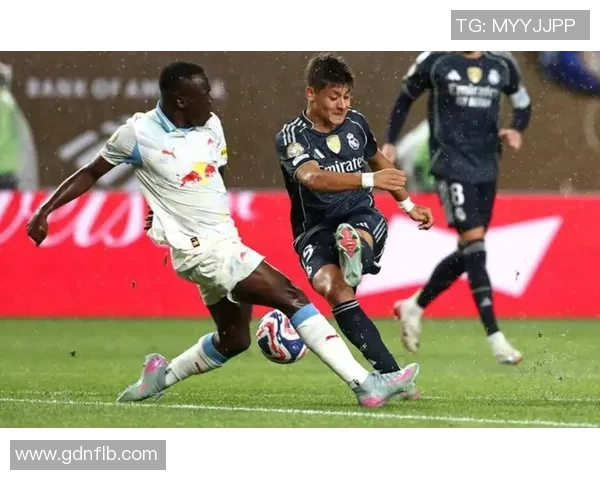 皇马逆袭尤文图斯6-2大胜赛场瞬间引发热烈讨论与数据分析