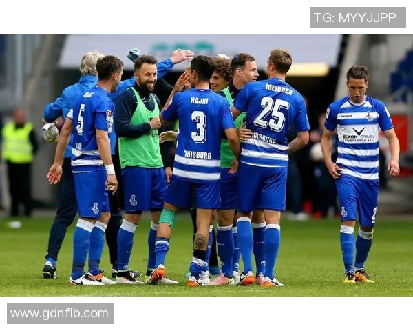 德甲激战：里昂逆转利物浦3比2全场沸腾的瞬间分析