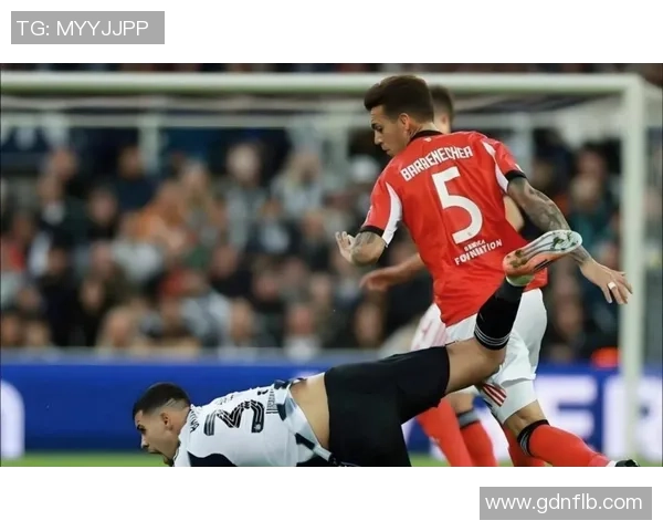 欧冠经典对决：里昂逆转皇马乌龙球成关键瞬间引发热议