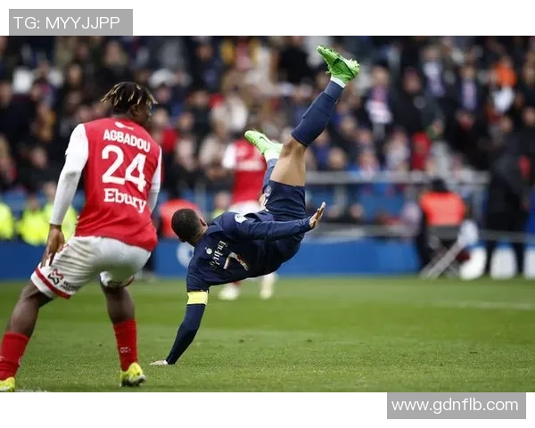 英超激战：拜仁逆转巴黎圣日耳曼乌龙球引发争议与全场沸腾